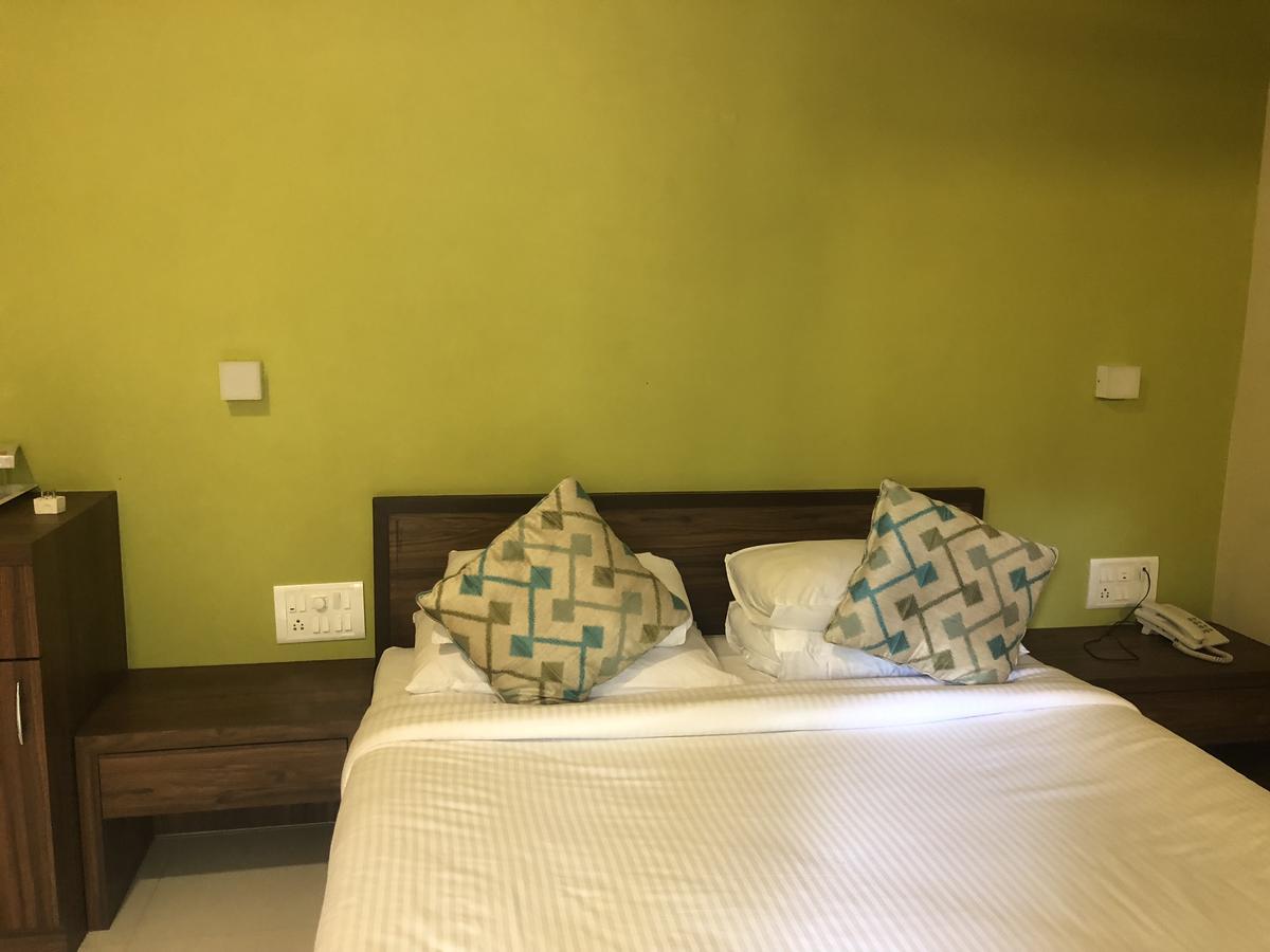 Coco Goa Hotel Arpora Ngoại thất bức ảnh