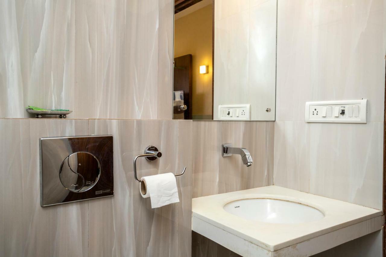 Coco Goa Hotel Arpora Ngoại thất bức ảnh